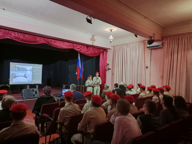 Народ славит героев Отечества.